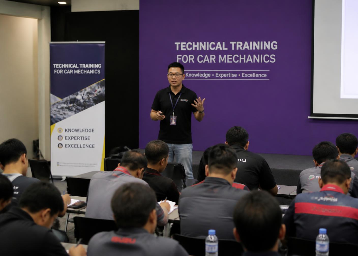 Treinamento técnico para mecânicos com backdrop patrocinado